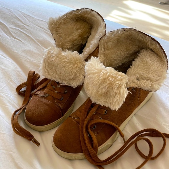 Girl’s size 6 faux fur-lined lace-up boots. 2 ways to wear. - Picture 2 of 7